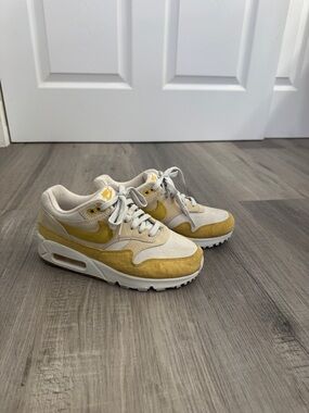 Nike women’s Airmax 90/1 “Wheat Gold”